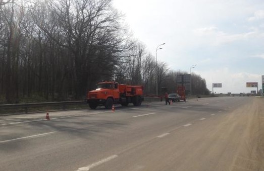 На дорогах Харьковской области продолжается ямочный ремонт