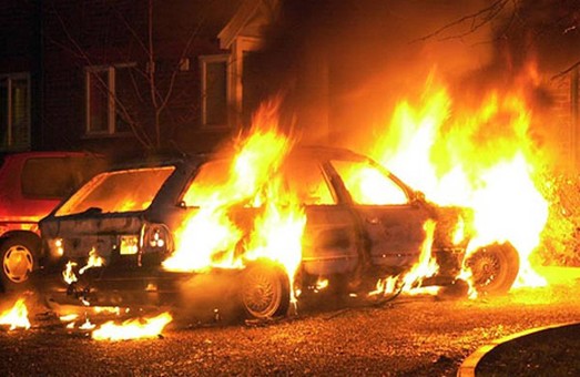В Харькове ночью сгорела иномарка: подозревают поджог