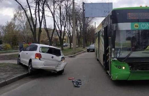 В Харькове иномарка столкнулась с троллейбусом (ФОТО)