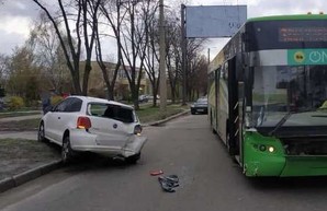 В Харькове иномарка столкнулась с троллейбусом (ФОТО)
