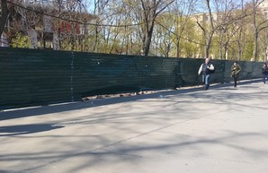 В Харькове уничтожили плакатную художественную выставку (ВИДЕО)