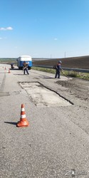 На дорогах Харьковской области продолжается ямочный ремонт (ФОТО)