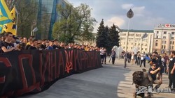 Ультрас «Металлиста» прошли мершем по центру Харькова (ФОТО, ВИДЕО)