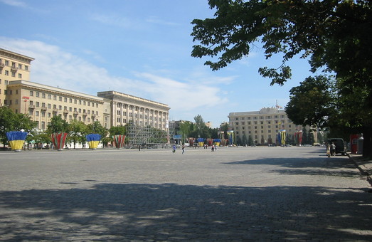 Харьковчане требуют запретить парковку на площади Свободы