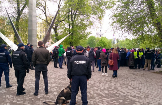 Тюльпаны и зеленка: Как прошла маевка в центре Харькова (ФОТО)