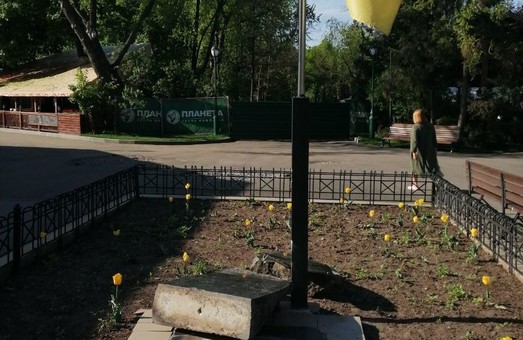 На площади Свободы неизвестные разрушили памятный знак в честь провозглашения суверенитета Украины (ФОТО)