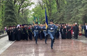 В День памяти и примирения харьковчане пришли с цветами к мемориалу Славы