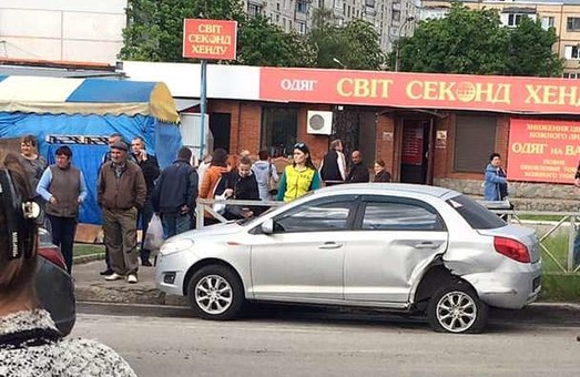 В Харькове пьяный водитель на иномарке врезался в припаркованный автомобиль (ФОТО)