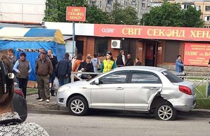 В Харькове пьяный водитель на иномарке врезался в припаркованный автомобиль (ФОТО)