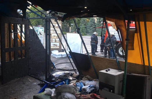 Неизвестные подожгли палатку волонтеров на площади Свободы (ФОТО)