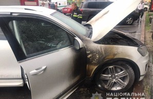 В центре Харькова подожгли иномарку чиновника горсовета (ФОТО)