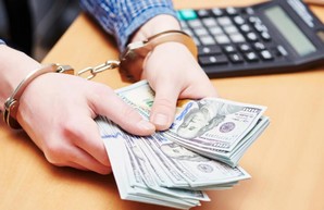 В Харькове на взятке попался чиновник исполнительной службы (ФОТО)