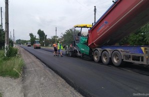 Дорожники продолжают ремонт автомобильных дорог в Печенегах и Балаклее