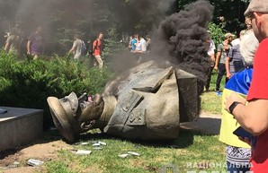 В Харькове активисты снесли бюст Жукову: Полиция открыла уголовное производство (ФОТО)