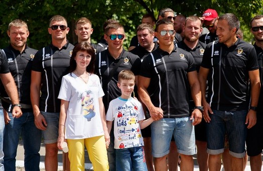 Регбисты «Олимпа» поздравили малышей с Международным днем защиты детей (ФОТО)