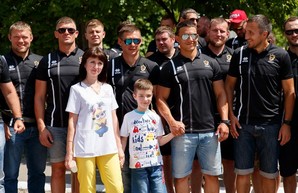 Регбисты «Олимпа» поздравили малышей с Международным днем защиты детей (ФОТО)