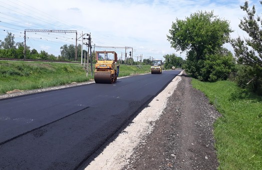 На дороге Мерефа-Лозовая-Павлоград укладывают асфальтобетонное покрытие