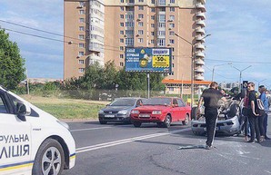 В Харькове – ДТП с переворотом (ФОТО)