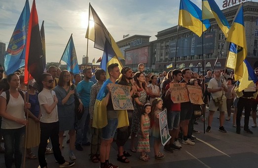 «Останови капитуляцию»: Харьковчане вышли в центр города на акцию протеста (ФОТО)