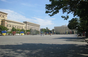 Харьковчане снова требуют у мэрии очистить площадь Свободы от машин