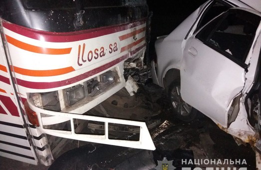 На Харьковщине рейсовый автобус столкнулся с иномаркой, погиб один человек (ФОТО)