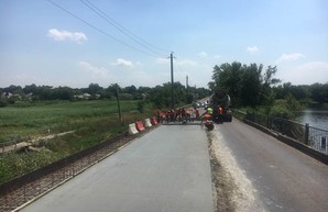 На трассе Мерефа – Лозовая – Павлоград ремонтируют мост (ФОТО)