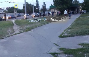 В Харькове иномарка снесла агитационную палатку, есть пострадавшие (ФОТО)