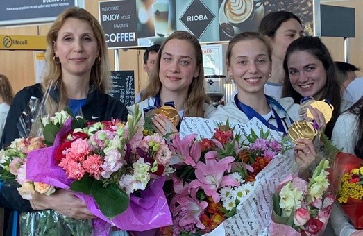 Сборная Украины по синхронному плаванию вернулась домой после триумфа на чемпионате мира (ФОТО)