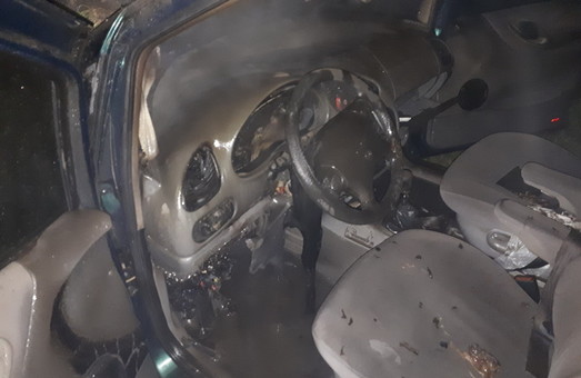 Ночью под Харьковом сгорела иномарка (ФОТО)