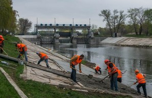 При расчистке русел рек Лопань и Харьков собрали более ста тонн мусора