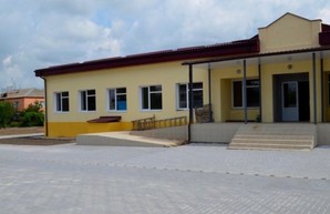 Возле новой школы в Губаревке обустраивают территорию