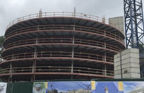 В центре Харькова строят многоуровневый паркинг