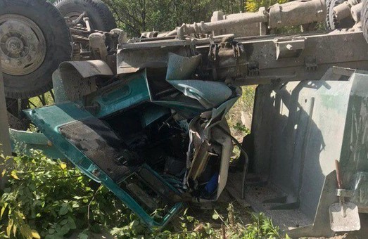 В Харькове грузовик упал с моста, водитель госпитализирован в тяжелом состоянии (ФОТО)