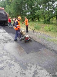 Продолжается аварийный ямочный ремонт на трассах Харьковщины (ФОТО)