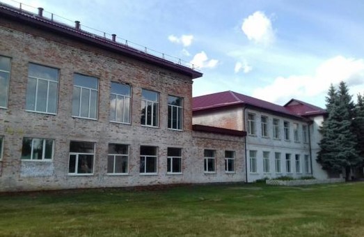 В школе в Краснокутском районе заменяют двери и пол и обустраивают актовый зал