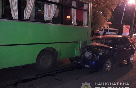 В Харькове «Лада» врезалась в маршрутку: травмированы пять человек (ФОТО)