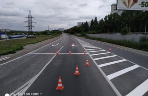 На трассах Харьковщины продолжаются работы по разметке дорожных покрытий (ФОТО)