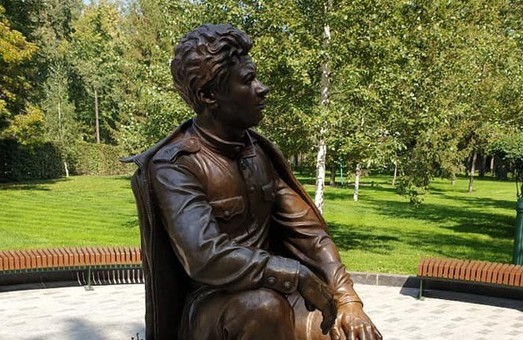 В саду Шевченко установили скульптуру Леонида Быкова