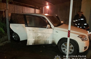 Ночью в центре Харькова сгорела иномарка (ФОТО)