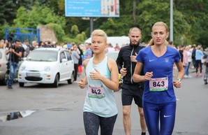 «Занимайтесь спортом - будете сильнее!» Светличная финишировала на 34-м харьковском марафоне «Освобождение»