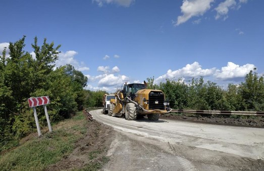 На дороге Мерефа - Лозовая - Павлоград строят площадки для весовых комплексов