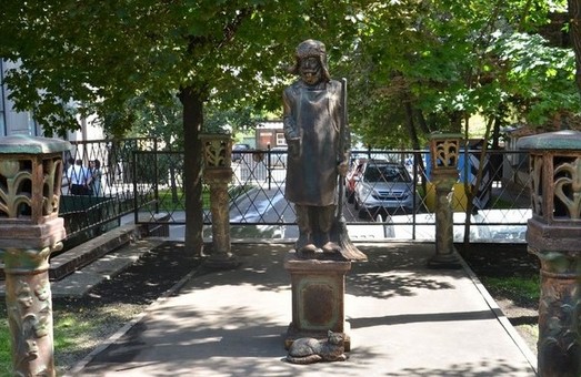 В Харькове появился памятник дворнику (ФОТО)