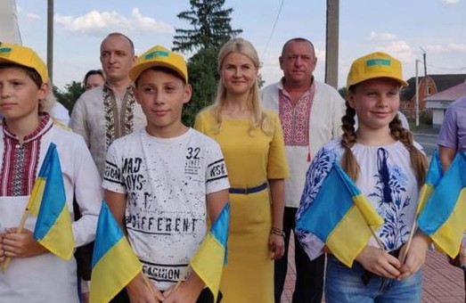 Светличная посетила Дергачевский район и поздравила жителей Ольшан с Днем освобождения поселка (ФОТО)