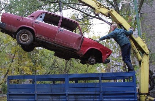 В Харькове утвердили алгоритм эвакуации брошенных во дворах старых авто