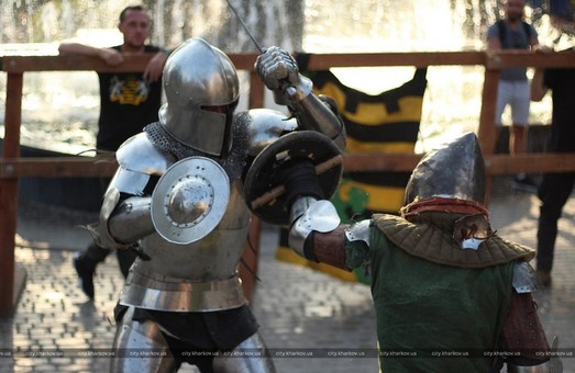 В центре Харькова прошел рыцарски турнир (ФОТО)