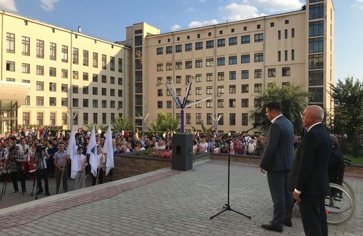 Заместитель главы ХОГА поздравил студентов университета городского хозяйства с началом учебного года