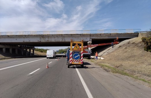 На Окружной под Харьковом продолжается ремонт моста (ФОТО)