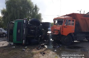 Крупногабаритное ДТП. Грузовик в Харькове перевернулся (ФОТО)