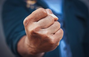 Водитель Мерседеса избил девушку. Версии обеих сторон различаются кардинально (ВИДЕО)