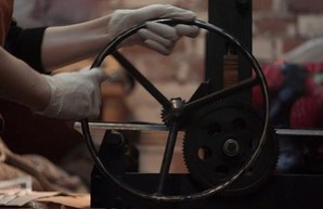 ЧП на производстве: в Харькове мужчину затянуло в станок